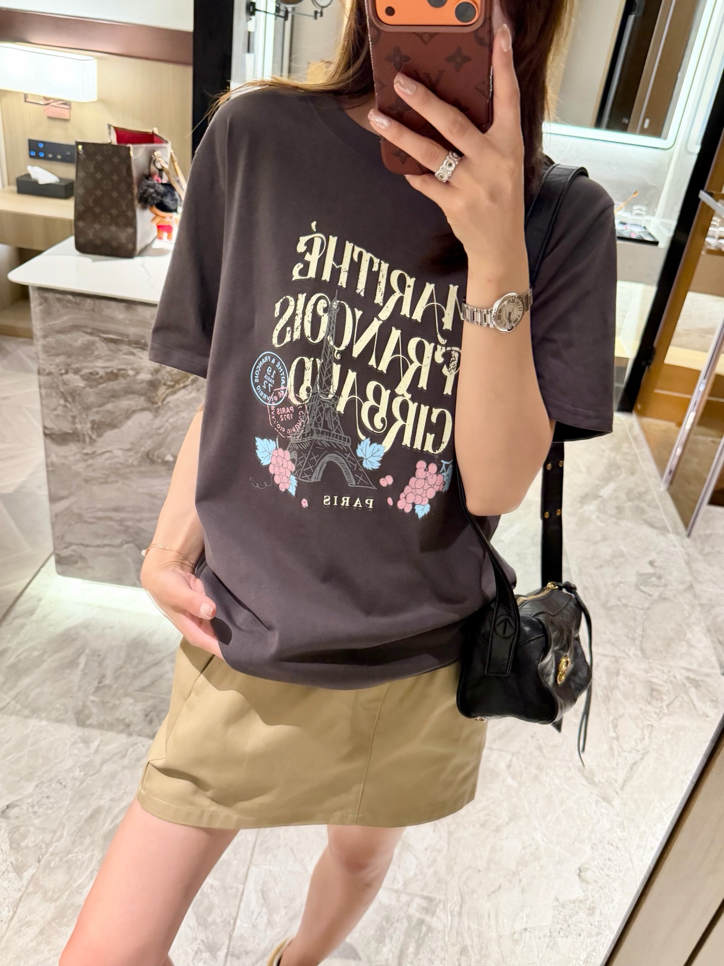 チャコールグレー