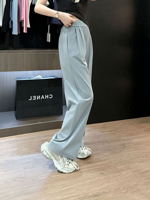 グレー